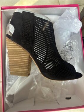 Vince Camuto Black Laser-Cut Peep-Toe Stacked Heel Bootie